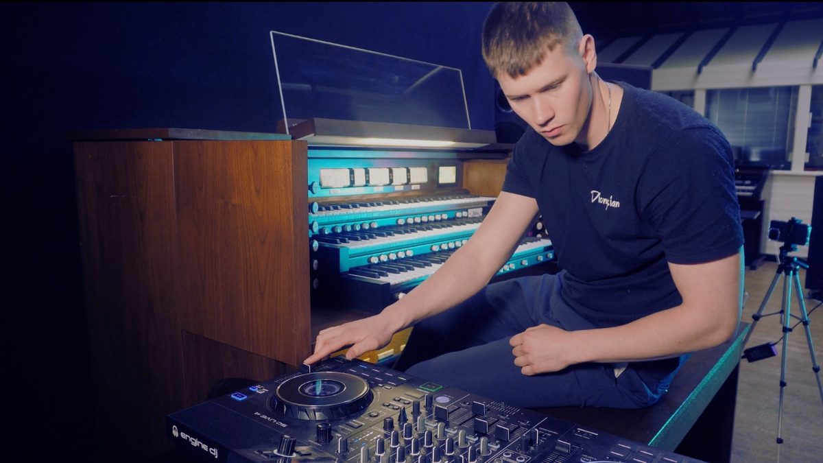 Organ and electronic sound fusion at Truro Cathedral